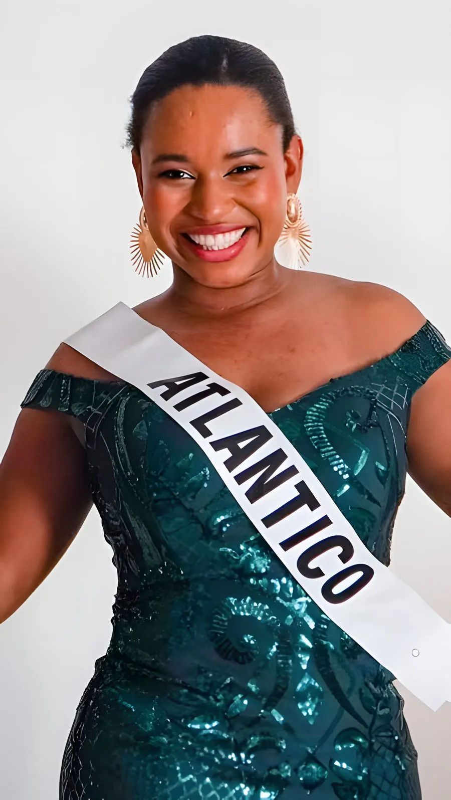 A candidate in a green gown wearing the Atlántico sash